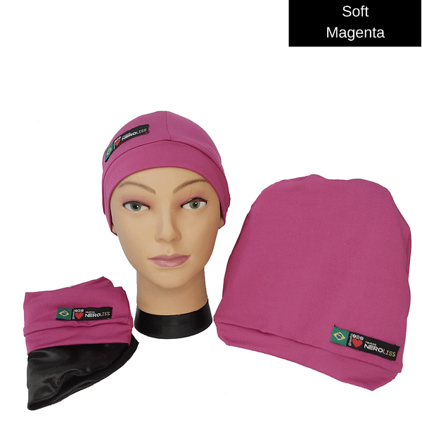 TOUCA DE NERO FORRADA EM CETIM COR MAGENTA - IMAGEM ILUSTRATIVA CONTENDO 3 MODOS DE VISUALIZAÇÃO DO PRODUTO - SENDO A PRIMEIRA DOBRADA COM A PARTE AVESSA DO CETIM PARA FORA - A SEGUNDA VESTINDO A CABEÇA DE UM MANEQUIM FEMININO E A TERCEIRA AO AR LIVRE.